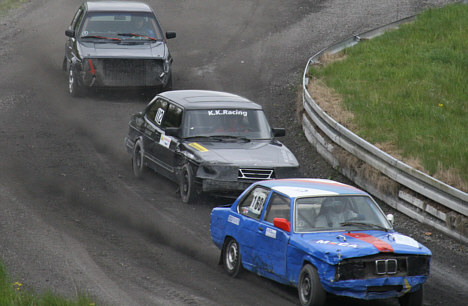 Selv om man er på hjemmebane, skal der stadig kæmpes om placeringerne, hvilket Kim Kjellerup i den sorte Saab 900 her må konstatere på andenpladsen.